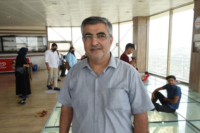 Ziyareti Abbas Kaya da vadiyi seyir terasndan grmek iin ikinci kez geldiini hatrlatarak, yle devam etti:    "Akada Belediyesi kente gzel bir yer kazandryor. Tadilatlar bittiinde ok daha gzel olacak. ok vilayet gezdim ama byle bir yere rastlamadm. Bende ykseklik korkusu var ama bugn cesaretimi toplayp seyir terasndaki cam zeminde yrdm. Deiik bir duygu, nce ayanzn yerden kesildiini hissediyorsunuz, aa baknca 'Buradan nasl uzaklaacam' diyorum ve adrenalin ykseliyor"