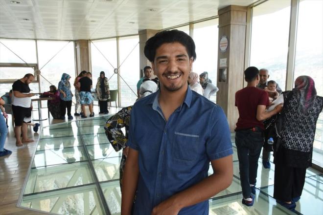 ZYARETLER BYLYOR    Adyaman'dan gelen ve seyir terasn gezen Okan atlakcan ise vadiyi sosyal medyada grdn ve ailece grmek istediklerini belirterek, "Baka bir yere gidecektik, aileme srar ettim ve buraya geldik. ok gzel ve biraz korkun bir yer. Cam terasta yrdm. ok heyecan verici" diye konutu.