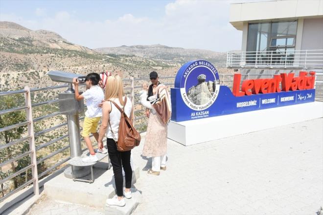 Maaralarda aydnlatma almas yaptklarn belirten Kazgan, "20 maara aydnlatlacak. Hava karardnda maaradan salan klarla sanki 2 bin yllk zaman tnelinden geriye gitmisiniz gibi bir mistik hava oluturmay dnyoruz. Vadiye gelen giden ok ama tesisler bittiinde ilgi daha fazla artacak. Malatya'dan, evre illerden ve lkenin drt bir tarafndan hatta lke dndan ok sayda ziyaretinin geldii bir yere sahibiz. Bu potansiyeli daha iyi kullanmalyz" dedi.