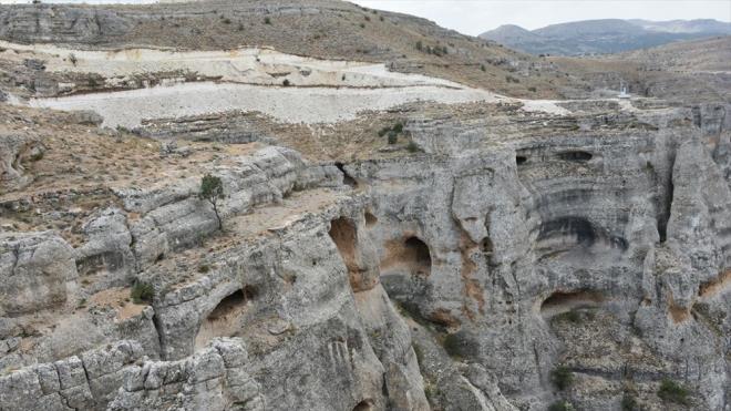 Neolitik a kalntlarnn da bulunduu vadi, son derece ilgin jeolojik oluumlar, uurumlar ve kaya kabartmalar yer alan yzlerce maaray ierisinde barndryor.