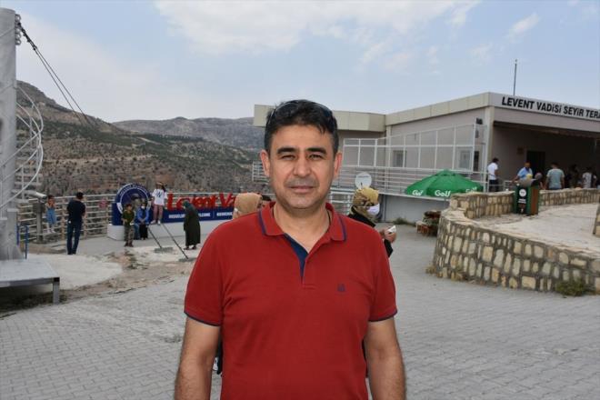 Kayseri'den gelen Zafer atal ise i ziyareti kapsamnda Malatya'ya geldiini ve seyir terasndaki cam zeminde yrdn anlatarak, yle konutu:    "Ana yol zerinde dnyann en byk ikinci kanyon levhasn grnce ziyaret etmek istedik. Geldiimize dedi, ok gzel bir yer. Seyir terasnda camn zerinde mthi bir duygu oluuyor, adeta dizlerimizin ba zlyor. Tatmadmz duygular tadyoruz. nce ayam bastm geri ektim, tekrar bastm geri ektim, ne kadar da dmeyeceimizi bilsek de basamyoruz. Bastktan sonra sanki btn sinirlerimiz boalyor gibi bir hisse kaplyorsun"