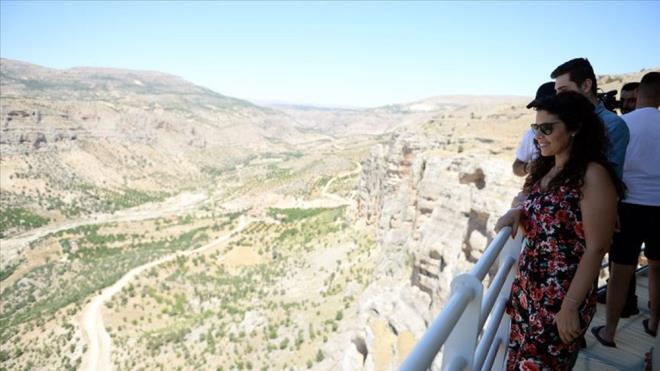 Akada Belediye Bakan Ali Kazgan, Frat Kalknma Ajans (FKA) ve Dou Anadolu Kalknma daresi Bakanl'ndan alnan desteklerle Levent Vadisi'nin cazibesini arttrmak amacyla yatrmlar yapldn syledi.    Vadiyi her anlamda bir yaam merkezine dntreceklerini dile getiren Kazgan, yle konutu:    "Buray bir cazibe, yaam ve spor merkezi haline getirmek istiyoruz. Burada bir macera park almamz sryor, hemen hemen bitti. Macera park kapsamnda bir dev salncak, 3 yama salnca, trambolin, zipline ile bir cam kpr yapm var. stanbul Bykehir tfaiye Dairesi'nden bir trmanma kulesi getirdik. Biz srekli olarak bu adrenalin ve macera park imkanlarn deerlendirme dncesindeyiz"