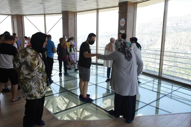 Vadiye gelenlerin gn boyu vakit geirecekleri bir alan oluturmay istediklerini dile getiren Kazgan, vadide bulunan seyir terasnn evresine sosyal tesis ina almalarnn devam ettiini bildirdi.    Kazgan, evre dzenlemesi kapsamnda narl seyir yolu ve yapay elale gibi almalarn da planlandna dikkati ekerek, unlar kaydetti:    "Kamp alan almamz var. Byleyici Vadiyi Seyrediyorum Projesi kapsamnda burada adrenalinle ilgili her sporun yaplaca alanlar oluturuyoruz. Burada doa bisikletinden yryne ve 'off-road'a kadar her trl adrenalin sporunun bir merkezi oluturma noktasnda abamz var"