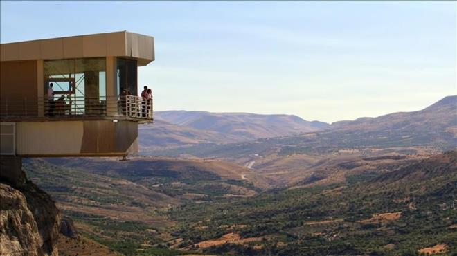 ABD'deki Byk Kanyon'a benzetilen, 65 milyon yl ncesine dayanan kaya oluumlaryla dikkati eken Malatya'nn Akada ilesindeki Levent Vadisi, 104 metre ykseklikteki ve zemininin bir blm cam olan seyir terasnn yan sra yeni yaplan alternatiflerle adrenalin tutkunlarn bekliyor.