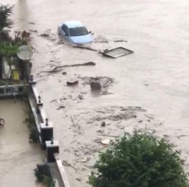 Srcler zor anlar yaad. Baz apartmanlarn girii su doldu.