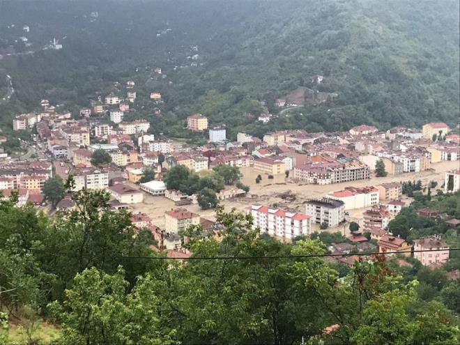 Blgeye evredeki illerden yardmlarn ulatrldn syleyen Soylu, "Yine Jandarma Genel Komutanlmz, Genelkurmay Bakanlmz tm helikopterlerini blgeye sevk etmeye alyorlar. Hem havadan hem de karadan tm tahliye almalarmz devam ettiriyoruz. Bir kayp vatandamz var. lk aldmz, sabah itibariyle Bartn'dan aldmz bir bilgi erevesinde bunu ifade etmek istiyorum. Baz haber alnamayan yerler var. Bunlarla ilgili de haber alnd srece vatandamza bilgiyi intikal ettirmeye alacaz" diye konutu.    Metrekareye 100 kilogram st yan afet olarak deerlendirildiini syleyen Soylu, Tarm ve Orman Bakanlnn meteorolojiden ald bilgiye gre, ya miktarnn 300 kilogramn zerine getiinin ifade edildiini bildirdi.