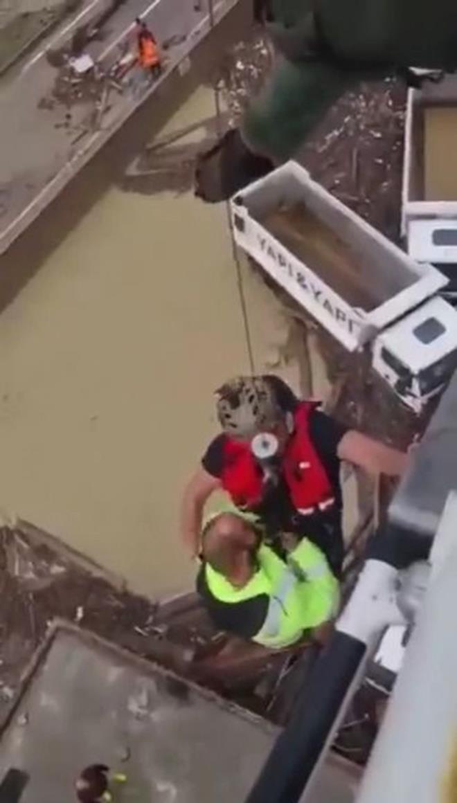 Kurtarma almalarna Sahil Gvenlik Komutanl'na bal botlar ve 3 helikopter katld.    Selin tad aa paralar Sinop sahiline ulat. Aalar Denizin yzeyini kaplad.