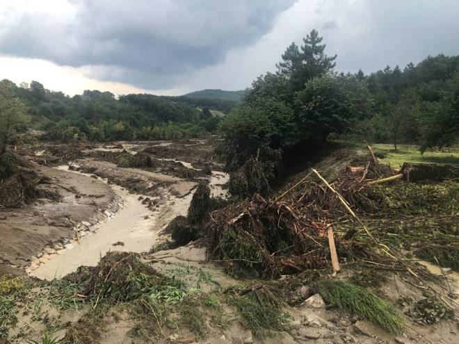 Dere yatandaki ok sayda kprnn yklmasyla ulamn salanamad Zafer ve Akrenskler kyleri iin de belediye ekipleri hzla harekete geti. Ekipler, alternatif yol yaparak bu kylere ulam salad.