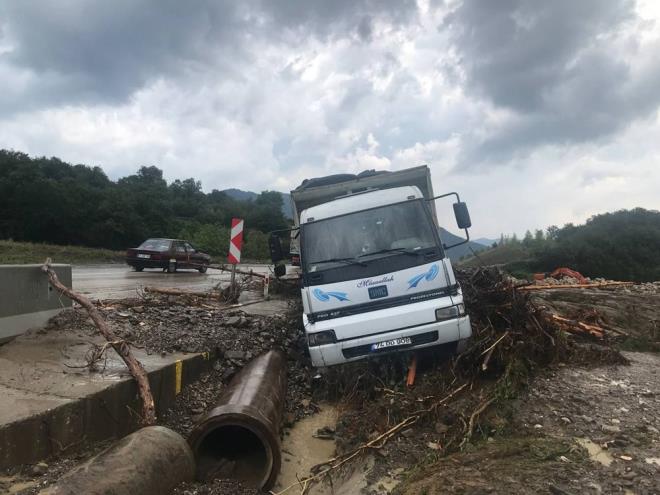 Selde srklenen arata mahsur kalan iki kii de AFAD ekiplerince kurtarld. Evlerinde mahsur kalan 20 kiiye de Karayollar ve belediyeye ait i makineleriyle ulald.    Aralaryla selde srklenirken kurtarlan toplam 13 kii hastaneye kaldrld.