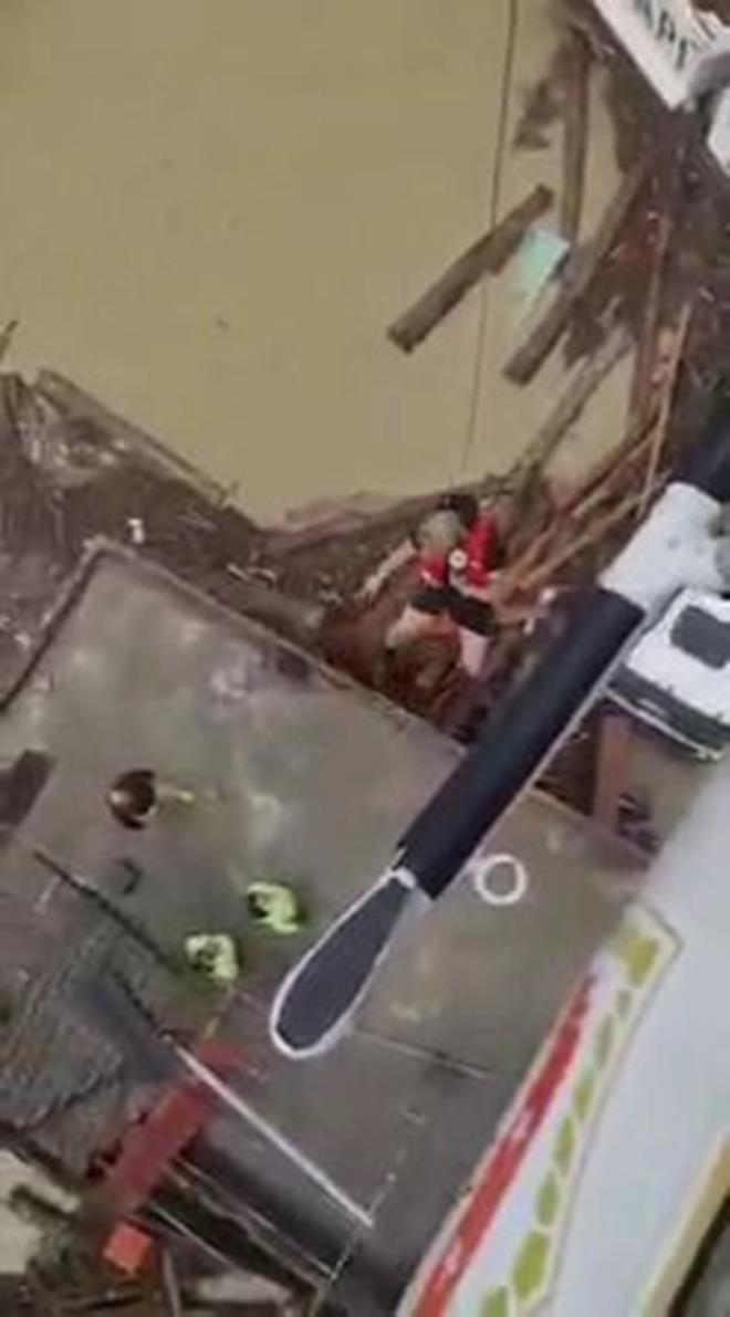 Ayanck ay'nn tamas ile yollar dereye dnd. Aralar srklendi, kylerde ok sayda kii evlerinde mahsur kald.    Ayanck Devlet Hastanesi'ni su bast. Hastalarn tahliye edilmesi iin alma balatld.