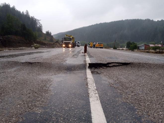 Karayolu, su birikintisi nedeniyle ulama kapand.