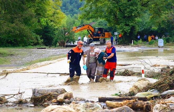 AFAD'tan yaplan son durum aklamasnda, "SAKOM?dan alnan bilgiye gre Sinop Ayanck Devlet Hastanesi?nde tedavi gren 6 hasta Trk Hava Kuvvetleri?ne ait askeri helikopterle Sinop Atatu&#776;rk Devlet Hastanesi?ne nakledilmitir" denildi.    Ayrca aklamada Sinop?ta Ayanck, Tu&#776;rkeli ve Boyabat ilelerine bal 94 kyde elektrik kesintisi bulunduu bilgisi paylald.    Aklamad Karabu&#776;k - Bartn yolu Bahecik mevkiinde youn ya sonucu bir kpru&#776;de meydana gelen gk nedeniyle yaralanan 13 kiiden 8?inin tedavisine devam edildii belirtildi.