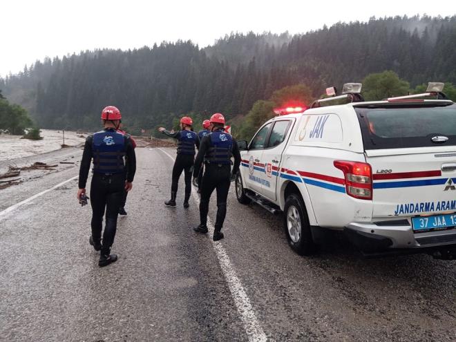 Azdavay ilesi ile Kastamonu'yu birbirine balayan kara yolunun Samanclar mevkisinde, saanan ardndan sel olutu.