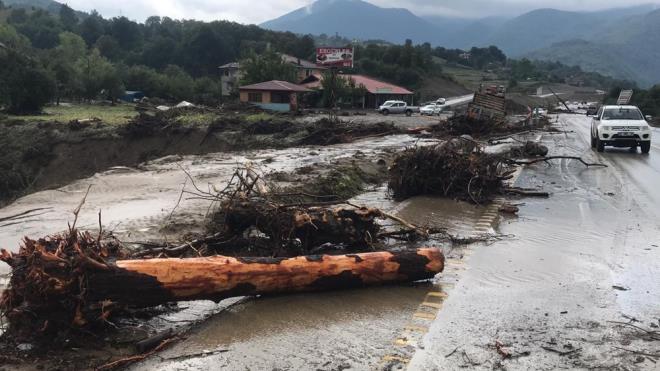 Sel felaketinin yaand blgede incelemede bulunan ileri Bakan Sleyman Soylu'nun da Bozkurt ilesine giderken kulland kara yolunun Esentepe mevkisinde heyelan nedeniyle yol bir sre ulama kapand.    Ekiplerin almasyla yol ulama alrken, heyelanlarn devam ettii blgede trafik ak kontroll salanyor.