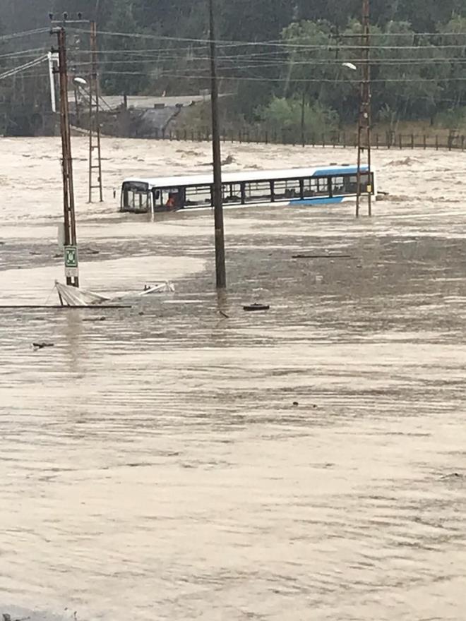 Kopuk mevkisinde kara yolunun kmesi nedeniyle yolda kalan aralarn iindeki srcler mahsur kald.