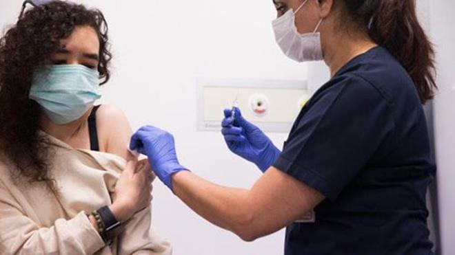 Ay zorunlu hale getirirlerse bunun da insan haklarna uygun olmad kanaatindeyim. Ay savunan bir kii olarak sylyorum, zgrlklere aykrdr. nsan haklar balamnda cebri hale getirmek mmkn deildir.Toplum kamu sal nedeniyle hkmet byle bir karar alrsa da insanlar buna uymak zorunda. Uymayanlar iten karma o zaman gndeme gelir. irketler byle bir karar aldnda maddi ykmlln de yerine getirmeyi de gze alm olur" dedi.