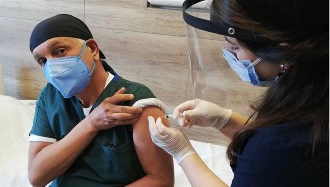 "TEN IKARMAK MMKN DEL"  TOBB ET ktisadi ve dari Bilimler Fakltesi retim yesi Prof. Dr. Cem Kl, bir kii ?A olmad? diyerek iten karlsa mahkemenin o kiiyi ie iade edeceini ve tazminata hkmedeceini syledi, Kl, "Ayrca bu kii ?ayrmclk tazminat?na da bavurarak neredeyse bir yllk tazminatn isteyebilir. Kesin olarak bir kiiyi ?A olmad? diyerek iten karmak mmkn deil.