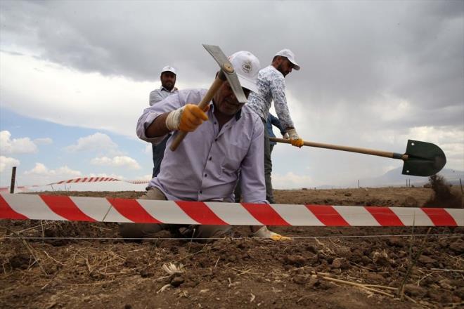 Kltr ve Turizm Bakanl Kltr Varlklar ve Mzeler Genel Mdrlnn izniyle Ahlat Mze Mdrl bakanlnda, Mu Alparslan ve Mula Stk Koman niversitelerinin i birliiyle geen yl balatlan "Malazgirt Sava Alannn Tespiti, Tarihi ve Arkeolojik Yzey Aratrma Projesi" devam ediyor.
