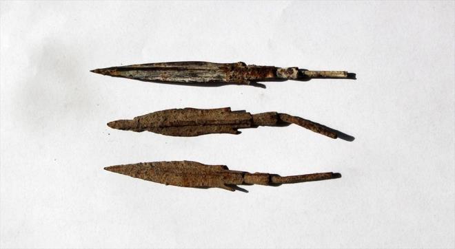 Bu kapsamda Glkoru ky ile Malazgirt arasndaki 12 kilometrelik ovada alma yapan kaz ekibi, Malazgirt Sava'nda kullanld deerlendirilen ok ve mzrak ular ile eitli sava aletleri buldu.