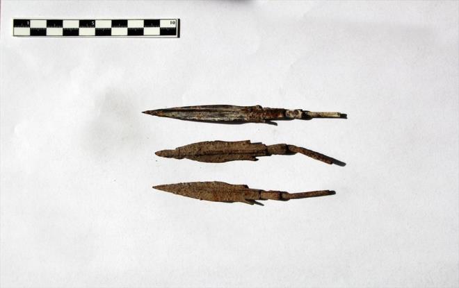 zellikle sava alan denilen Malazgirt ile Sphan Da arasndaki yaklak 150 kilometrekarelik alanda belirlenen noktalarda yzey aratrmas yrttklerini aktaran evik, unlar kaydetti: "Bu proje Malazgirt Sava'nn noktasal olarak nerede yapldn, gerek zaman ve mekanda ortaya koymann yan sra ayn zamanda lkemizde yeni bir alan olan sava arkeolojisinin ynteminin metodolojisini kurmay amalamaktadr ama bu yl daha ok savan ve eitli aamalarnn getiini dndmz, savaa ait objeler, ok ular, mzrak, kl ne bulabilirsek onlara ilikin almalar yrtyoruz."