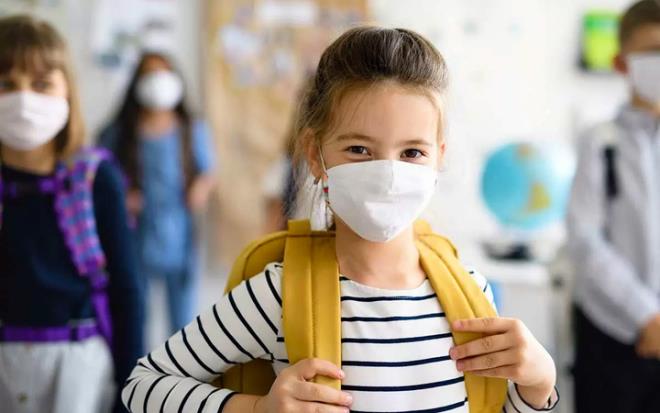 Trkiye en uzun sre okullarn kapatan lkeler arasnda yer alyor. Eitimciler ve veliler bu yl okullarn mutlaka almas gerektiini sylyor. Son yaplan Ipsos aratrmasnda veliler okullarn almas gerektiini sylyor. Sonulara bakldnda velilerin kafa karkl ortaya kyor.