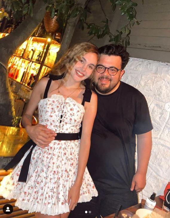 Uzun sredir ocuklaryla birlikte eme'de tatil yapan Berfu Yenenler, einin rahatszlanmasnn ardndan stanbul'a dnd.