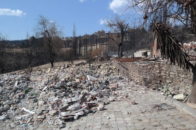 Gnler sonra yz gld<br>  Bursa Bykehir Belediye Bakan Alinur Akta?n talimatyla harekete geen BUSMEK kursiyeri kadnlar, Glsm Uysal'n kz iin el emei, gz nuru dkp, harika bir eyiz seti hazrlad. Hazrlanan eyizler, BUSMEK eitmenlerinden Zehra Altnz'n koordinasyonunda Glsm Uysal'a teslim edildi. Yangnn okunu hala yaayan Glsm Uysal'n yznde gnler sonra bir glmseme oluurken, aresiz kadn bata Bursa Bykehir Belediye Bakan Alinur Akta olmak zere, emei geen herkese teekkr etti. Felaket anlarnda yaadklarn anlatan Uysal, 'Babamn evinden kendi evime gelene kadar alevler btn evi sard. Mdahaleye kimsenin zaman olmad. Canmz zor kurtardk. Allah raz olsun Bakanm geldi, dinledi bizi. Allah ondan bin kere raz olsun. Sz verdi ve szn yerine getirdi. Nasl dua edeyim ki tarifi olur mu? Kimin emei getiyse ellerinden perim. Biz bu felaketi yaadk, baka kimse yaamasn' dedi.