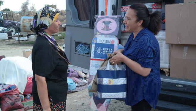 Manavgat'taki orman yangnnda 'yavrumun eyizleri yand' feryatlaryla yrekleri dalayan Glsm Uysal'n yz gnler sonra glmeye balad. Bursa Bykehir Belediye Bakan Alinur Akta'n gnderdii eyizlere kavuan Uysal, 'Biz felaketi yaadk. Allah kimseye yaatmasn' dedi.