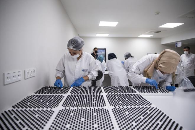 Akpnar, seri retimi balayan test cihaznn gnlk retim kapasitesini artrmaya devam ettiklerini ve patent bavurusu onay almalar dolaysyla ok gururlu olduklarn bildirerek, unlar syledi:<br>    "Trkiye'de baz byk gruplarn bayram dn Kovid-19 taramalarnda alanlarna yaptklar testlerde bizim cihazlarmz kullanld. zellikle irketlerin bu testlere ilgilerinin youn olduunu gryoruz. nmzdeki dnemi bu testlerle geirmeyi planlyorlar. Ayn zamanda yakn corafyadan, Avrupa ve Amerika'dan da talepler mevcut. Pek ok sektrle temas halindeyiz."