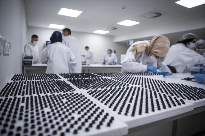 Akpnar, azdan numune alnmasndan test sonucuna kadarki srenin azami bir dakika olduunu aktararak, "Cihazmz u ana kadar tanml tm varyantlar baaryla tand. Bundan sonra gelecekte kan varyantlarda da ayn performans gstereceine inanyoruz." diye konutu.