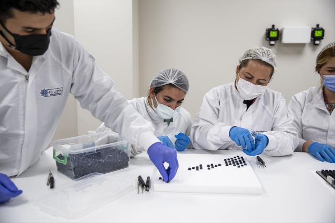 Diagnovir'in retici firmasnn genel mdr Esin Akpnar, Trkiye'de ilk vakann grlmesinin ardndan kurulan i birliiyle UNAM'da gelitirilen sistemin seri retiminin balamas dolaysyla AA muhabirine aklama yapt. Yksek seicilik ve dorulukta ma yoluyla Kovid-19 tespiti yapabilen tehis ve tan sistemi gelitirdiklerini belirten Akpnar, derin srntye gerek duyulmadan az boluundan numune alma yoluyla 10 saniyede virs tespitinin yapldn kaydetti.