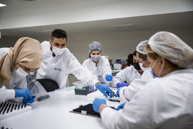 "Mezuniyet trenlerinde 3 bini akn kiiye uyguland"  <br>  Mays aynn banda retim hattnn kurulumunun tamamlanmas ve klinik almasnn sonulanmasn takiben Salk Bakanl onaynn alndn syleyen Akpnar, "Haziran sonunda da Bilkent niversitesi mezuniyet treninde 3 bini akn kiiyi test ederek ilk geni apl taramamz baaryla tamamladk." ifadesini kulland.