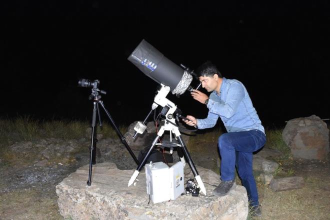 Uzaya, yldzlara merakl olan, bunun iin teleskop alarak gzlem yaptn da belirten nen, "Bazen de asn tutturduka andromeda, krepnebola, orionnebula ve baz nebula galaksileri de teleskopla yakalamaya alyorum. Bunlarn astro fotoraf ynnde karelerini oluturmaktaym. Tabii bunlar ok zor. Toz, toprak, yamur oluyor, hava msait olmuyor, bulutlu oluyor. 7-8 defa bu daa geldiim, nbet tutup beklediim zamanlar oluyor" diye konutu.