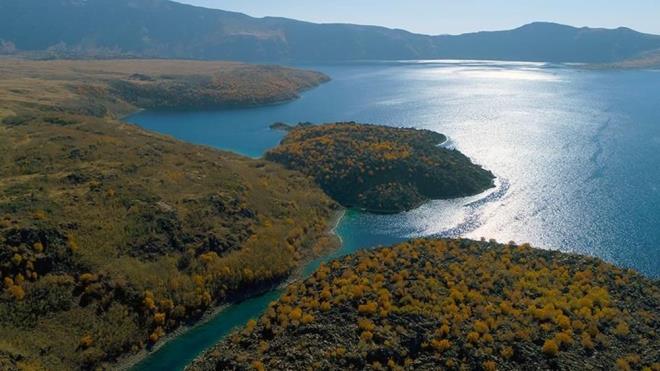 Avrupal Sekin Destinasyonlar (EDEN) Projesi kapsamnda 'Mkemmeliyet dl' verilen, 2 bin 250 rakml Nemrut Krater Gl, son yllarda kamplarn yeni gzdesi haline gelirken, fotoraf ve belgesel sanats  Dr. retim yesi Cihan nen'in de urak mekan oldu.