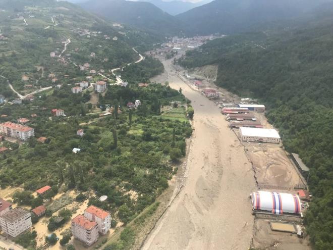 Bartn?da 895, Kastamonu?da 2466, Sinop?ta 1556, toplamda 4517 personelle arama kurtarma almalar devam etmektedir.  Bartn?da 323 vatandamz, Kastamonu?da 925 vatandamz, Sinop?ta ise 472 vatandamz helikopter ve botlarla gvenli blgelere tahliye edilmitir.