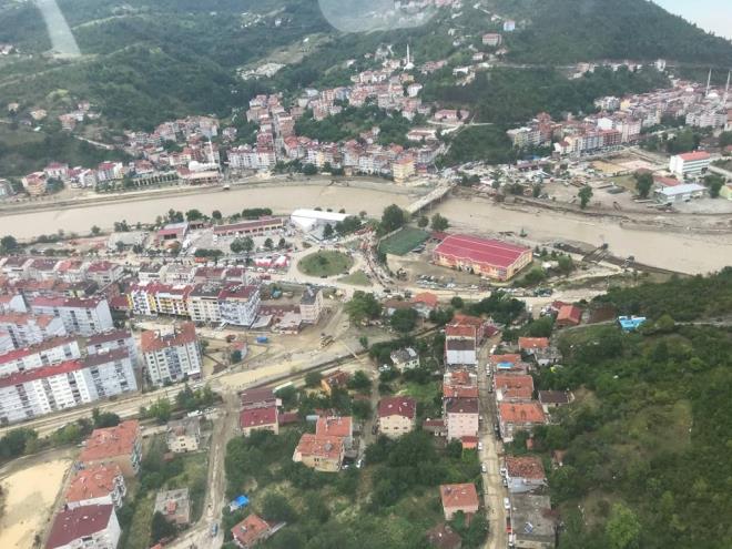 Arama kurtarma almalarnn devam ettii Bat Karadeniz'de, 38 kii hayatn kaybederken kayp bavuru saysnn da artt sylendi.     Salk Bakan Fahrettin Koca, Kastamonu'da 228 kiinin selden etkilendiini, 12 kiinin hastanelerde tedavisine devam edildiini aklad.