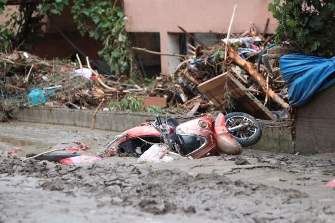 Blgede sel nedeniyle kapanan yollar kylere ulamay gletiriyor.    Kurtarma ekipleri gle dnen yollarda botlarla hem de havadan almalarn srdryor.