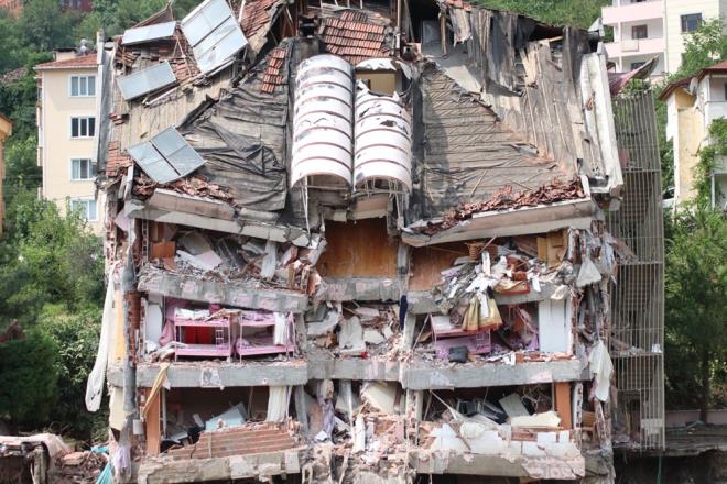 ileri Bakan Sleyman Soylu ve evre ehircilik Bakan Murat Kurum sel blgesinden aklamalarda bulundu.    Bakan Soylu, "Benim grdm en ar sel felaketi buras, Dereli'de kar karya kaldmz felaketin 5 misli diyebiliriz." dedi.    Bakan Kurum da, "nmzdeki gnlerde de hzl bir ekilde vatandalarmzn yarasn saryor olacaz" aklamasnda bulundu.