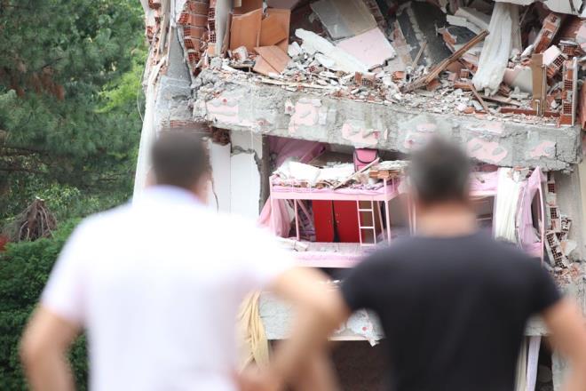 SU VE ELEKTRK YOK    Blgeye gnderilen ok sayda i makinesi alma yapyor.    leye su ve elektrik verilemiyor. Karadan ulamn glkle saland blgede kurtarma almalar botlar ve TSK'ya ait helikopterlerle yapld.