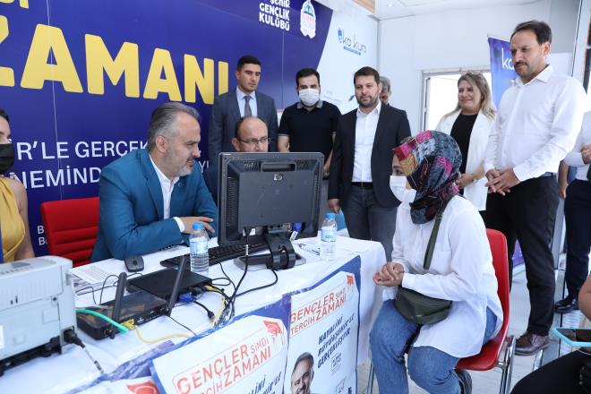 ?imdi tercih zaman?<br>  YKS Mobil Tercih Tr?nda genlerle bir araya gelen Bykehir Belediye Bakan Alinur Akta, niversite adaylarnn kendilerini rahat ifade edecekleri bir alt yap oluturduklarn syledi. imdi tercih zaman olduunu hatrlatan Bakan Akta; ?niversite aday olan, niversiteye tercih yapacak olan kardelerimizi tercih trnda ziyareti ettik. Biz zellikle genlerimizin ihtiyalarna ynelik kltr ? sanat ve sportif anlamda farkl projelere imza atyoruz. zellikle niversite snavna hazrlanan genlerimiz bizim nceliimiz. Bu konuda snava hazrlk kurslarmzdan tutun da deneme snav kitapklar datmna kadar genlerimizin yannda olduk."