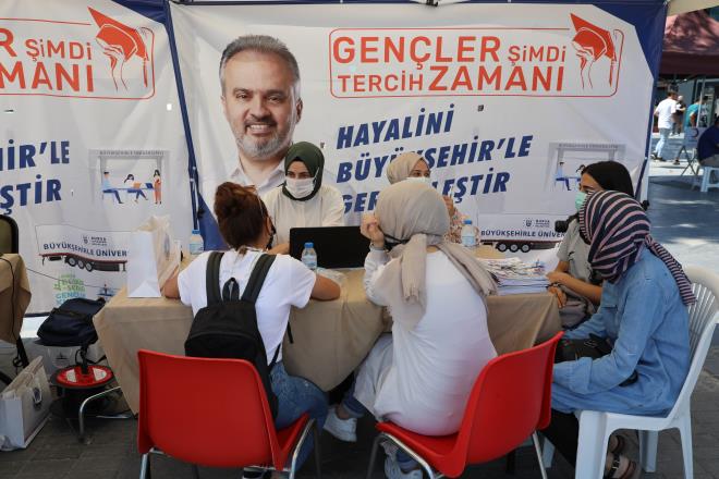 "Bizim amacmz, hayalimiz genlerimiz hayallerini gerekletirsinler, kendi kabiliyetli olduklar alanlarda eitim alsnlar.Tabii ki ehir tercihi de bu noktada ok nemli ve deerli.Bursa'da kalp anne ve babasnn yannda eitim ve retim hayatn devam ettirmek isteyen kardelerimiz olabilir, tecrbe edinmek adna, darda yurt ortamn ya da ev ortamn tanmak isteyenler de olabilir. Bykehir Belediye Bakan olarak benim ncelikli tercihim ve nceliim hem Uluda niversitesi?nin hem de Bursa Teknik niversitesi?nin bu noktada tercih edilmesi. Eer genlerimizin geleceine bir nebze olsun k tutabilirsek ne mutlu bize? diye konutu.