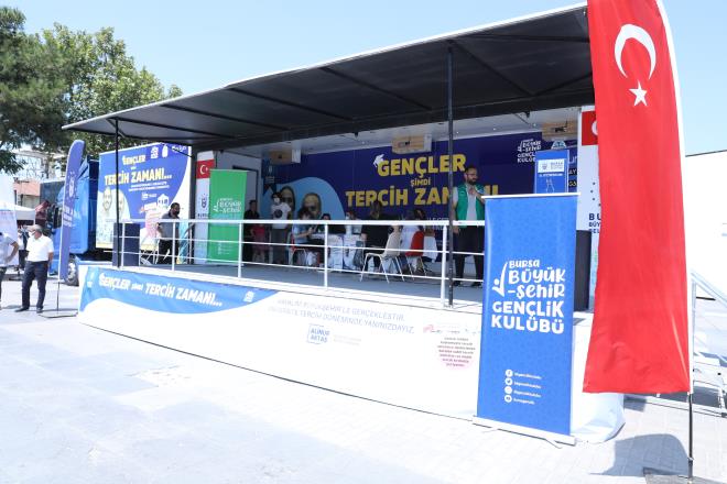 Bursa Bykehir Belediyesi, YKS snav srecinde seminerler ve deneme snav kitap datmlaryla destek olduu rencilerin, snav sonularnn aklanmasnn ardndan tercih yapmalar noktasnda da yanlarnda oluyor.Uzman rehberler eliinde 5-18 Austos tarihlerindeki tercih maratonu sresince 17 ilede sabit tercih noktalar kuran Bykehir Belediyesi, gnbirlik tercih noktalar ve mobil tercih trlaryla da genleri doru niversite seimi yapabilmeleri iin ynlendiriyor. Bykehir Belediye Bakan Alinur Akta da beraberinde AK Parti l Bakan Yardmcs Mustafa Yavuz ile birlikte Kent Meydan?nda kurulan mobil tercih trn ziyaret etti. Genlerin youn ilgi gsterdii trda, rehber retmenler doru tercih noktasnda yardmc olmaya alrken, genlerle sohbet eden Bakan Akta, tecrbelerini paylaarak tavsiyelerde bulundu.