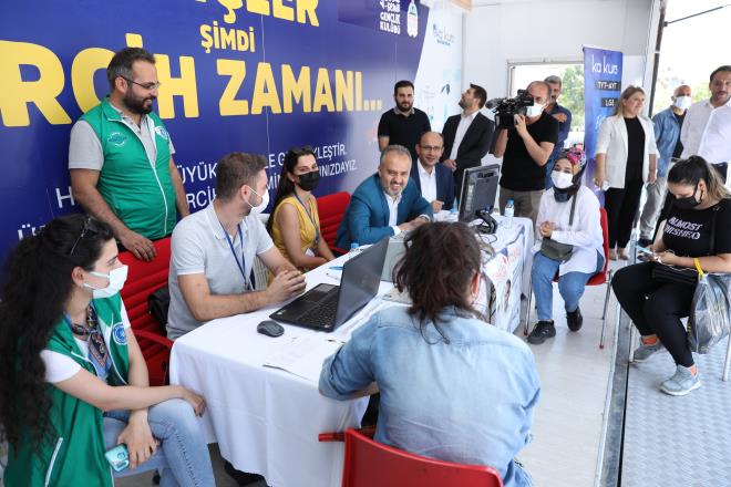 "Tabii snav dnemi artk bitti. Hazrlklar yapld. Snav yapld, snav sonular belli oldu, artk imdi tercih zaman. Burada oluacak kck bir hata belki kardelerimizin gelecekte yanl karar vermelerine ve mutsuzluklarna neden olacak.Dolaysyla onlarn kendilerini en rahat hissettikleri, en rahat okuyabilecekleri, kendilerini rahat ifade edecekleri bir ortam, bir zemini onlara hazrlamak noktasnda burada bir alt yap oluturmaya alyoruz. Genlik ve Spor Daire Bakanl ve BUSMEK koordinesinde ve EKA Kurs Merkezi ibirliinde, uzman eitmen rehber kadrosu eliinde, sabit tercih noktalar ve mobil tr ile niversite adaylarna rehberlik etmeye devam ediyoruz."