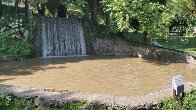 Sakarya'nn Sapanca ilesinde bulunan ve Sapanca Gl?ne dklen stanbuldere ierisinde yaplan bent inaat nedeniyle suya karan imento ve dier inaat atklarnn alabalk tesisindeki balklarn lmne neden olduu ne srld.