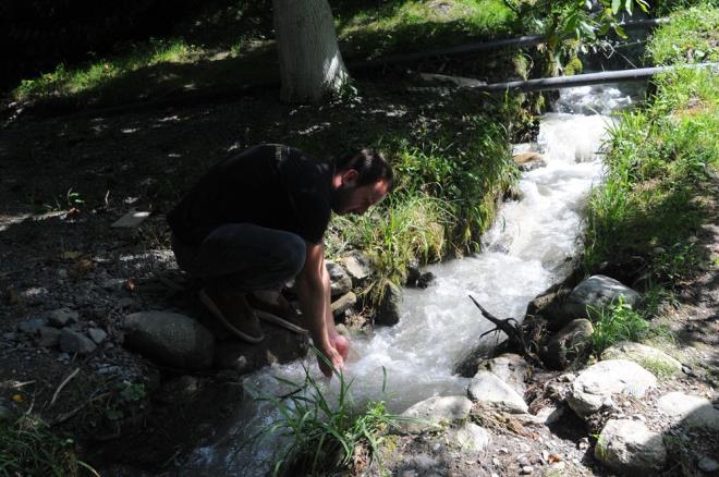 letme sahibi Deniz Bakar, ?Bu su 3 ay ncesine kadar masmavi bir ekilde akard. Bir sabah geldiimizde suyun ok kirli aktn grdk. Derenin yukar ksmlarnda bir inaat almas var, bundan dolay bu suyun kirli aktn fark ettik. Daha sonra bir gn suyun kpkl olduunu ve lam koktuunu anladk. Ertesi sabah da balklarn tamam ld" dedi.