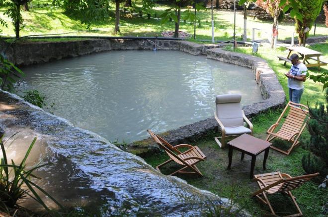 17 kilometre uzunluundaki derede yaklak 3 aydr renk deiimi yaandn ifade eden alabalk tesisi yetkilileri, balk lmlerinin kendilerini tedirgin ettiini dile getirdi.