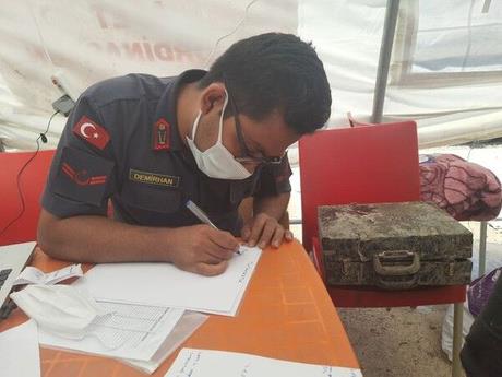 Bykyiit, ?Evin iindeki tahliye srasnda deerli eyalar bulduk. Teslim etmek iin aldm. Jandarma ve Kolluk Kuvvetlerine teslim edeceim." dedi.