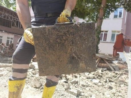 Taan ay kenarnda bulunan Yldz Sitesi?nin, sular altnda kalan zemin katnda devam eden arama-kurtarama almalar esnasnda kime ait olduu belli olmayan bir anta  bulundu.