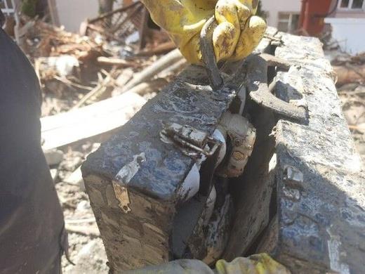 Binada alma yrten Kastamonu Ara tfaiye ekipleri tarafndan bulunan anta, ilede bulunan Afet Koordinasyon Merkezine gtrlerek yetkililere teslim edildi.