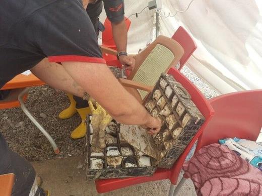 Sel sularnn bast Yldz sitesinde arama kurtarma faaliyetleri yrten Uur Bykyiit, antay yetkililere teslim etti.